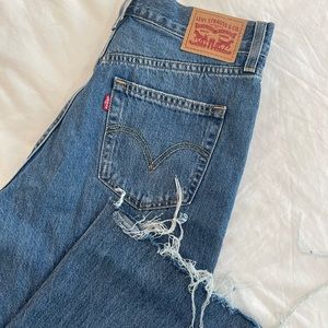 LEVI— HIGH WAISTED STRAIGHT JEANS